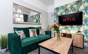 2 Bedroom House In Darlington With Smart Tv, Free Parking And Sofa Bed - Two Single Beds Or One Superking In Main Bedroom And One Double Bed In Second Bedroom (Adults Only)